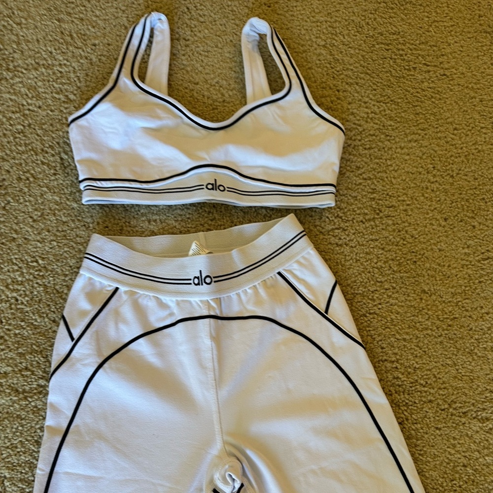 ALO Yoga Set - Airbrush High-Waist Heart Throb Legging & Sports Bra - Picture 8 of 13